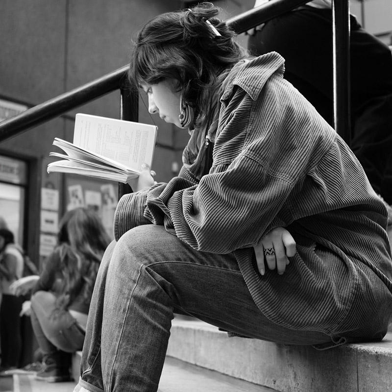 Estudiante de pregrado leyendo un libro.